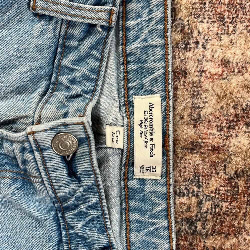 Abercrombie & Fitch The 90’s Relaxed Jean High Rise Curve Love